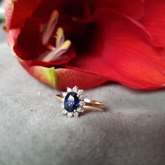 Bague en or 14 carats classique 'Lady Di' avec saphir bleu et diamants