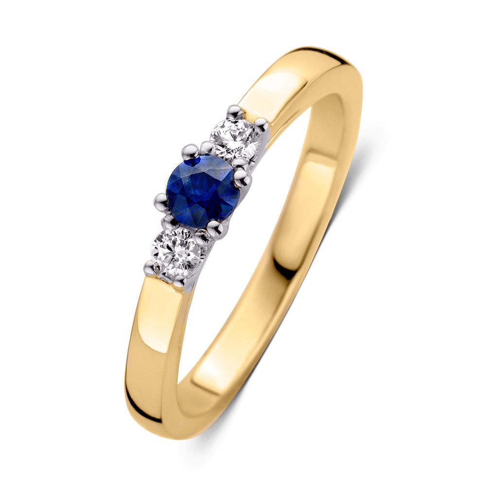 Bague en or jaune 14 carats avec un saphir bleu central et deux diamants.
