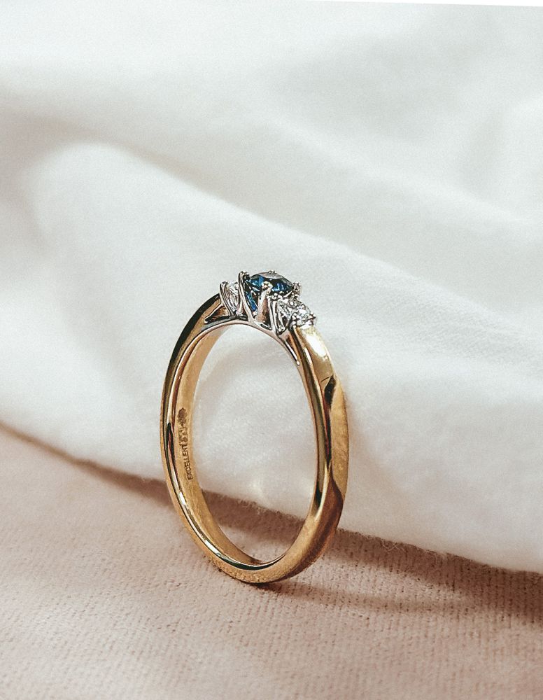 Bague classique à trois pierres en saphir bleu et diamants 14 carats