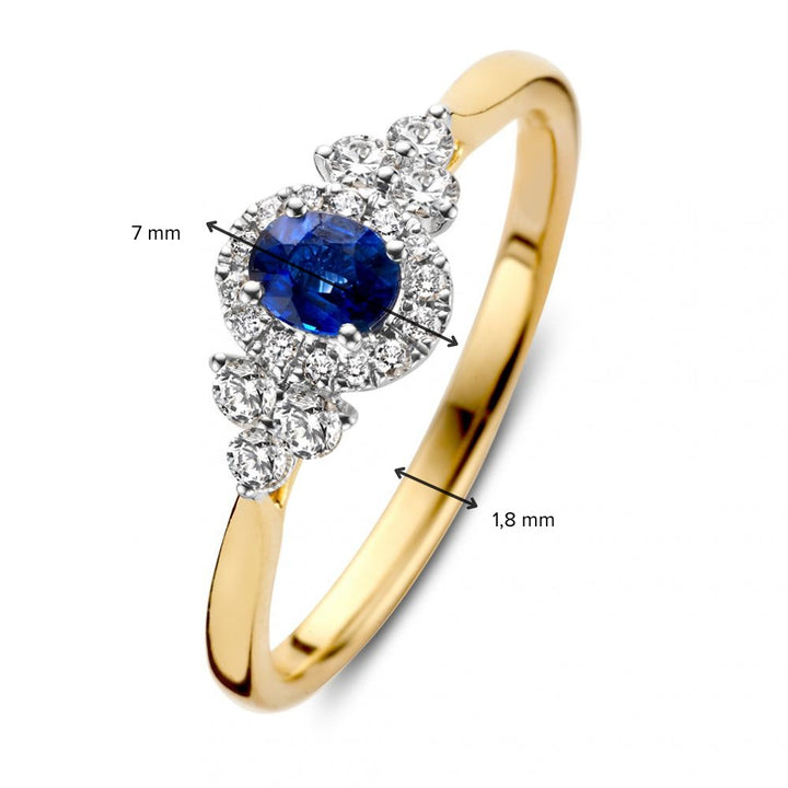 De 14-karaats bicolor gouden damesring van Excellent Jewelry heeft een ovale blauwe saffier (7 mm) als middelpunt, omringd door vintage diamanten; de band is 1,8 mm breed. Pijlen labelen de saffier en de bandbreedte.