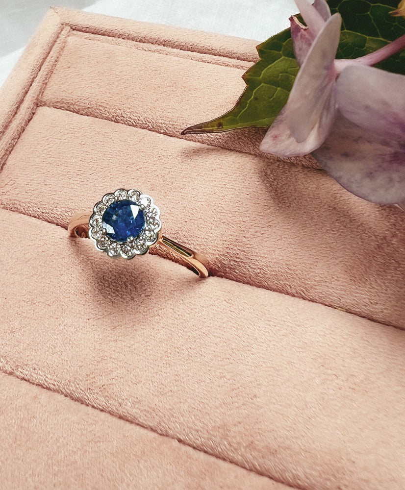 Bague en Or Classique avec Saphir Bleu Rond et Diamants de 0,18 ct