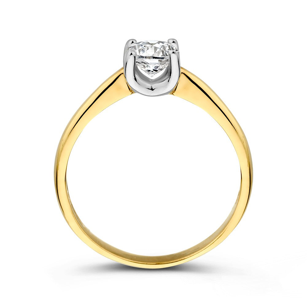 De Bicolor Wit- en Geelgouden Solitair Ring met Zirkonia van Excellent Jewelry is een 14 karaats damesring met een ronde witte zirkonia in witmetalen zetting, waarbij band en schitterende stenen van voren zichtbaar zijn.