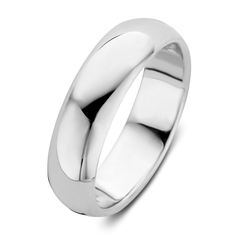 Bague en or blanc de 6 mm, au design lisse et poli.
