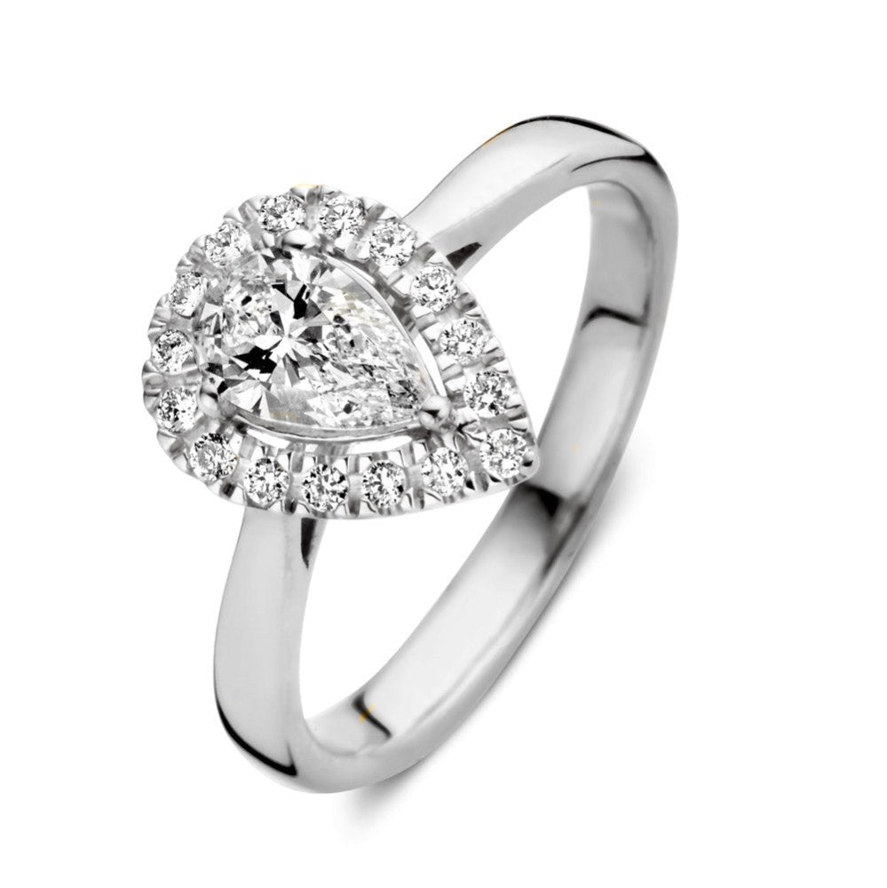 Bague en or blanc avec un diamant en forme de poire et un halo de petites pierres.