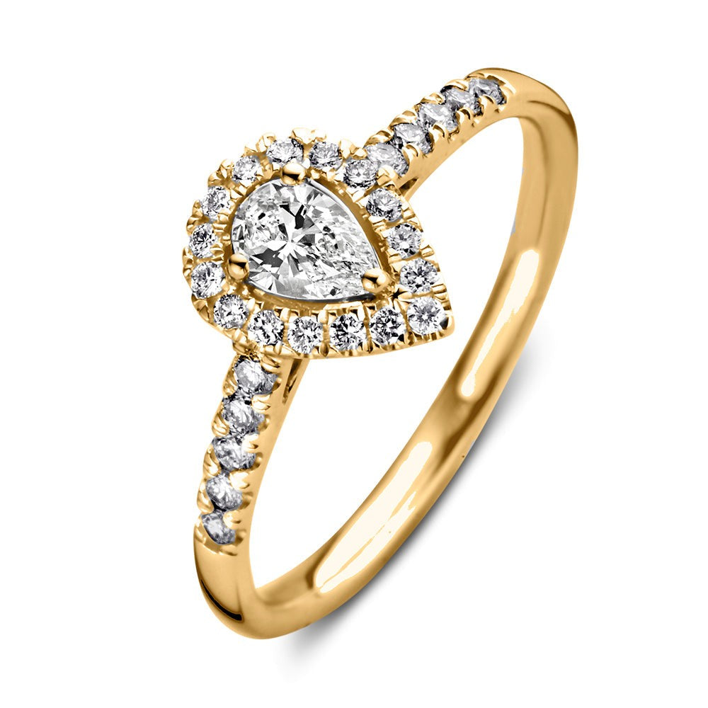 Bague en or jaune avec un diamant en forme de poire entouré de petites pierres brillantes.