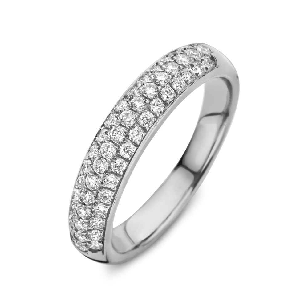 Bague en or blanc ornée de diamants brillants, avec un design lisse et moderne.
