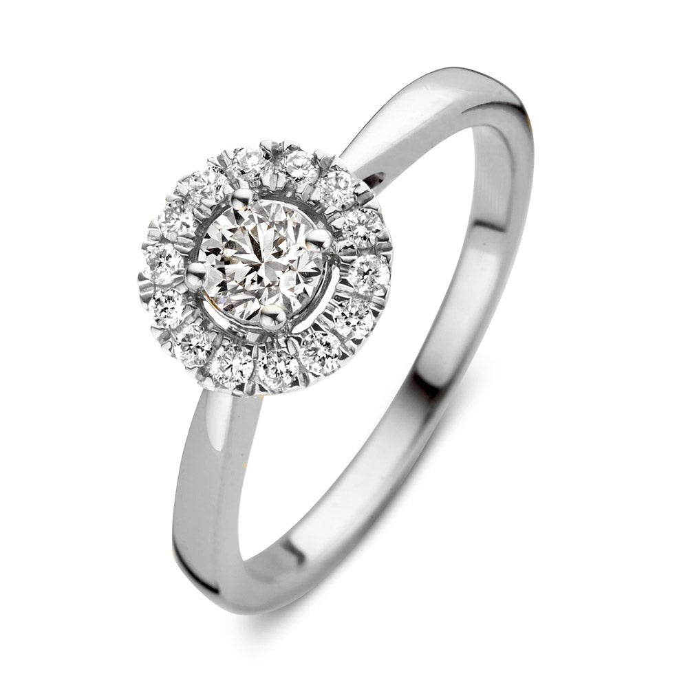 Bague en or blanc avec un diamant central entouré de petits diamants.