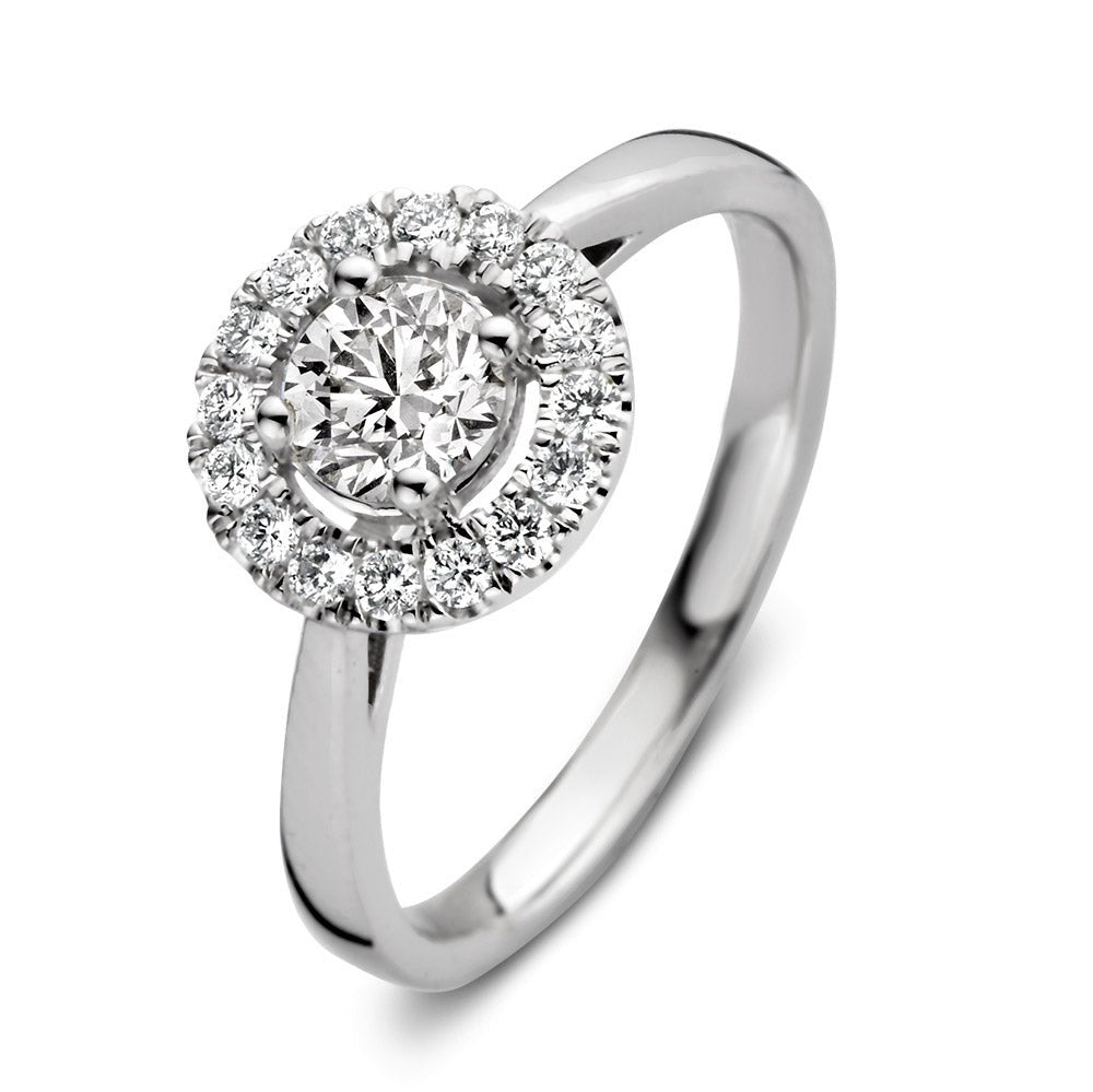 Bague en or blanc avec un diamant central entouré de petites pierres brillantes.