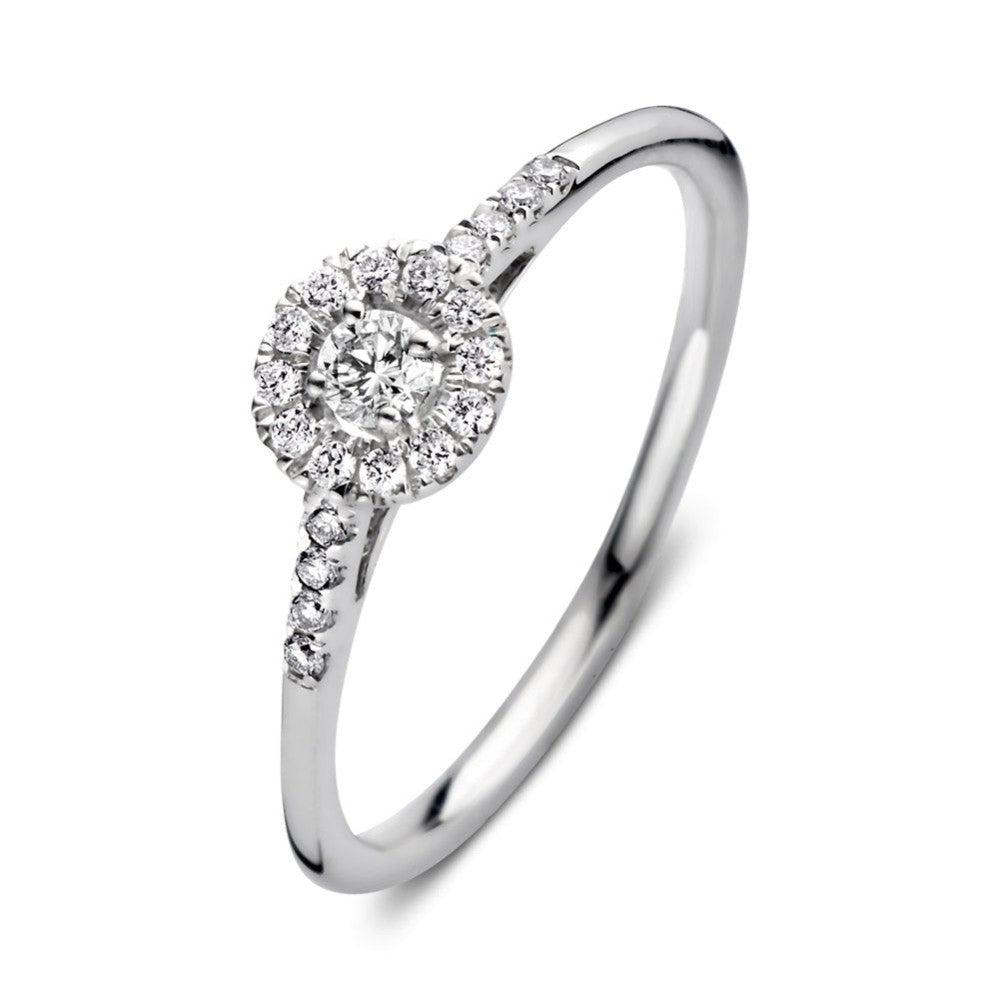 Bague en or blanc avec un motif circulaire de diamants et des pierres brillantes sur le côté.