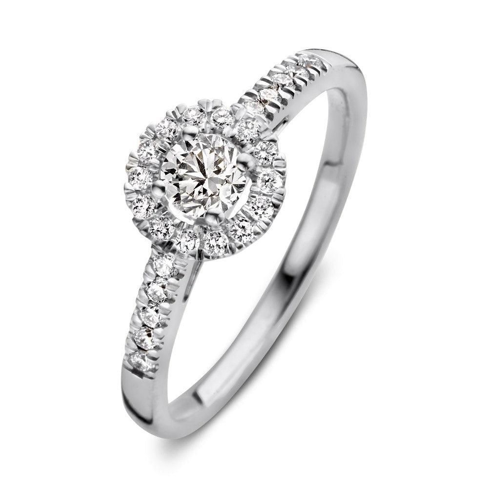 Bague en or blanc avec un diamant central de 0,50 carat et des diamants autour.