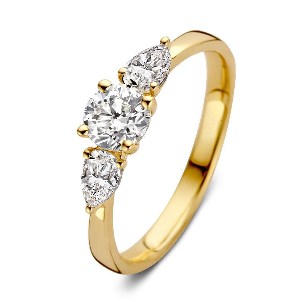 Bague en or jaune avec trois diamants, dont un central rond et deux en forme de poire.
