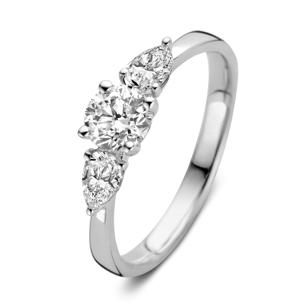 Bague en or blanc avec trois diamants ronds et en forme de poire.