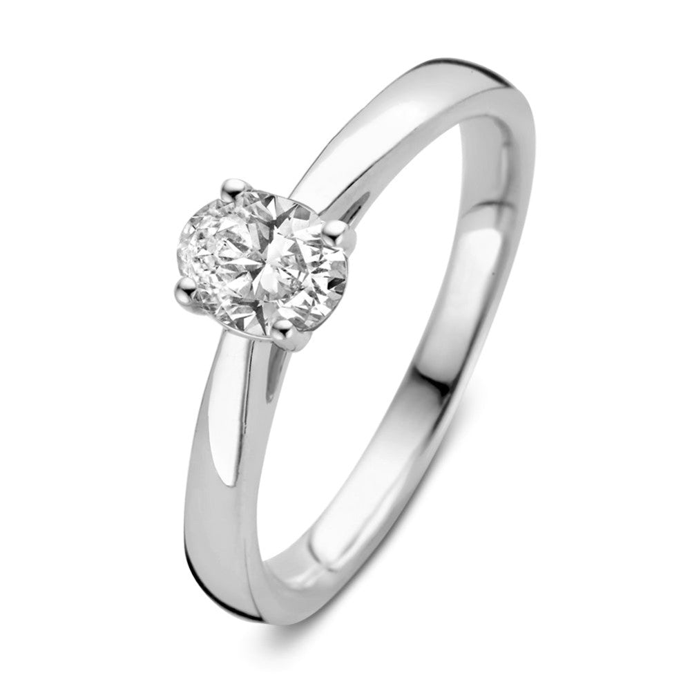 Bague en or blanc avec un diamant rond de 0,50 carat.