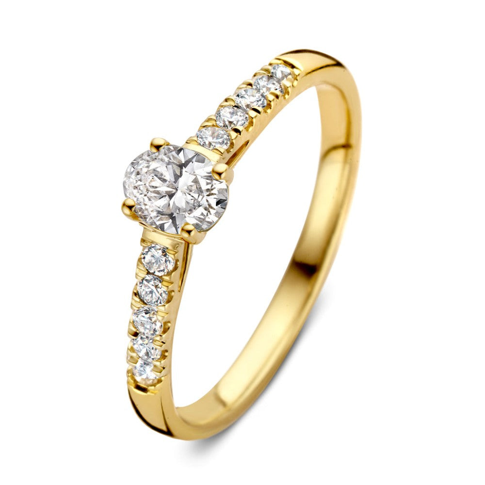 Bague en or jaune avec un diamant central et des diamants sur le côté.