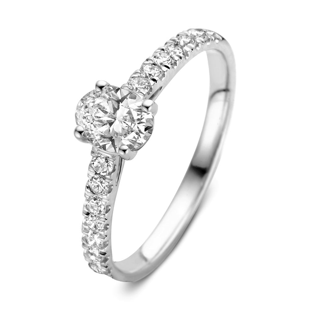 Bague en or blanc avec un diamant central et des diamants sur le band.
