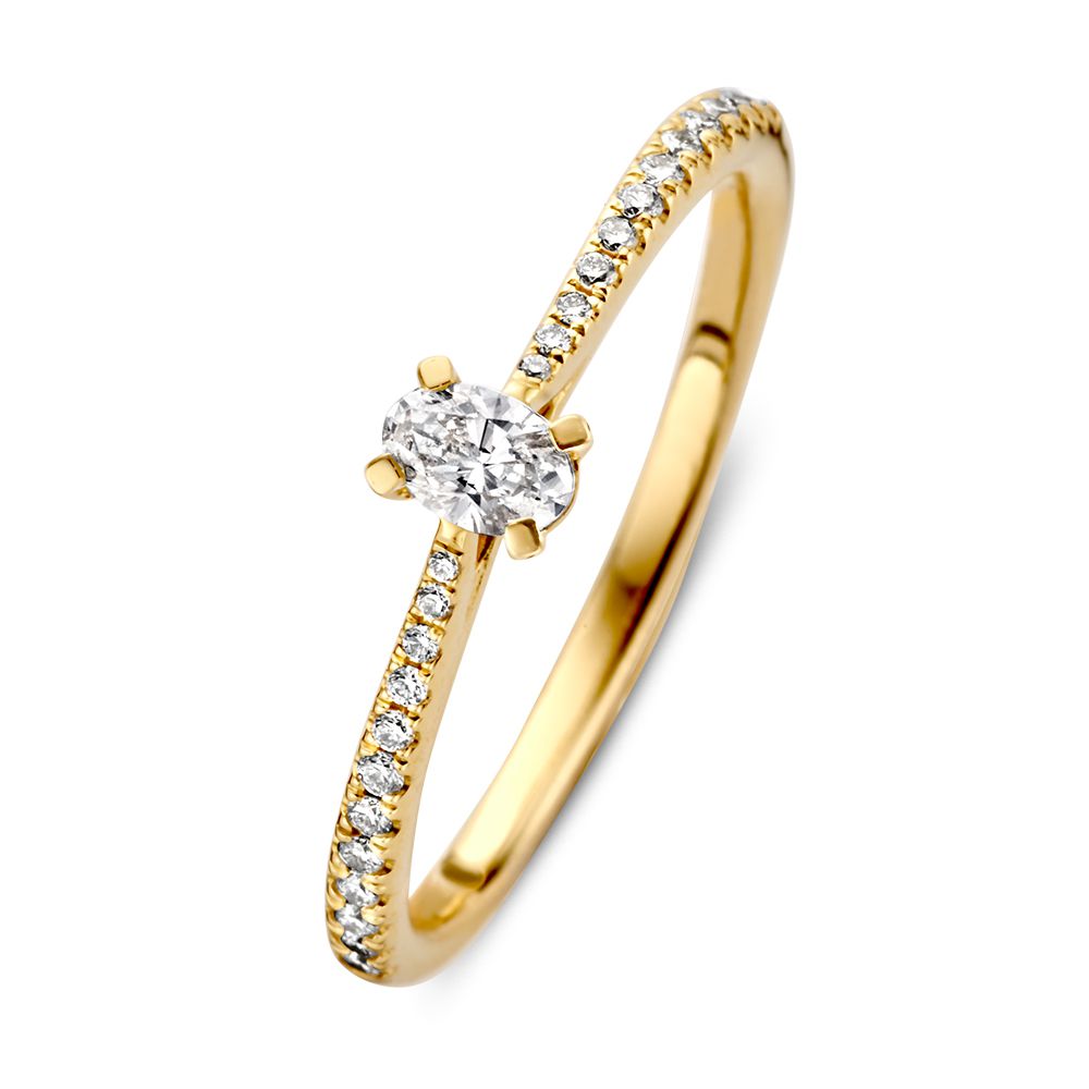 Bague en or jaune avec diamant ovale central et petits diamants sur le contour.