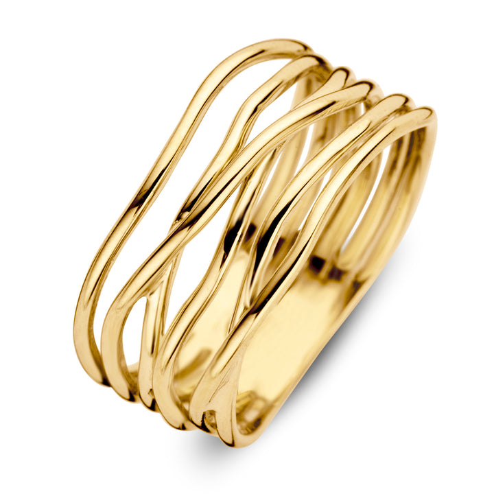 De Elegante Geelgouden Damesring van Excellent Jewelry is een brede ring in 14 karaat goud met golvende, verweven banden voor een modern ontwerp, fraai vastgelegd op een witte achtergrond.