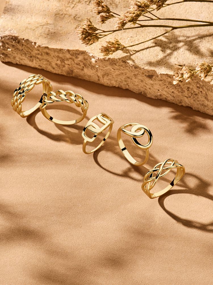Geelgouden Ring met Verbonden Schakels – 14 Karaat, Elegante Minimalistische Stijl