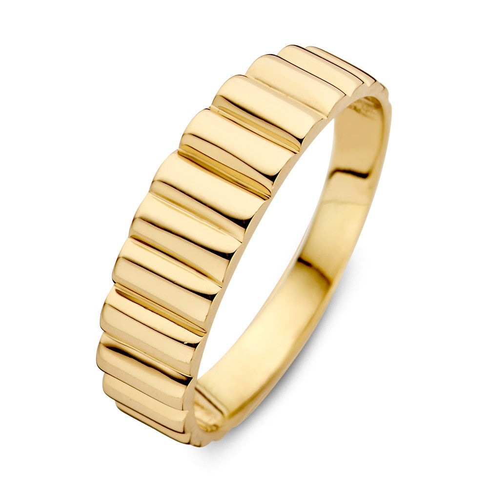 Bague en or jaune avec un motif strié, large de 5,2 mm.