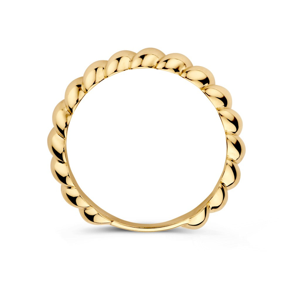 De Geelgouden Gedraaide Bandring van Excellent Jewelry, gemaakt van 14kt goud, 4,3 mm breed en 1,8 gram, wordt rechtop getoond tegen een witte achtergrond met een elegante gedraaide afwerking.