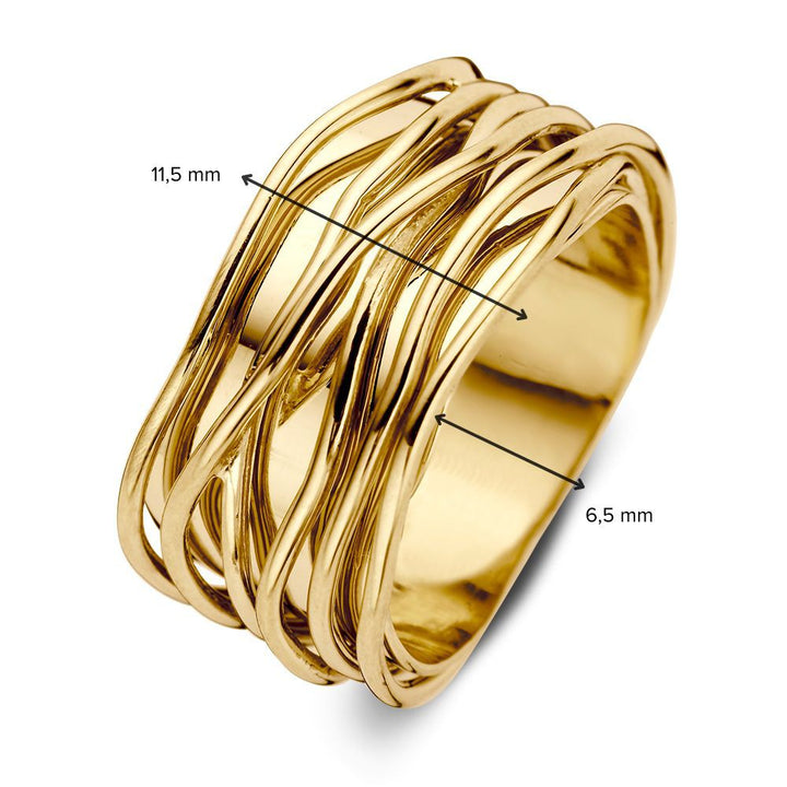 De Speelse Geelgouden Damesring van Excellent Jewelry is een brede 14 karaat gouden ring met speels verweven banen, 11,5 mm breed aan de bovenkant en 6,5 mm onderaan, getoond tegen een witte achtergrond.