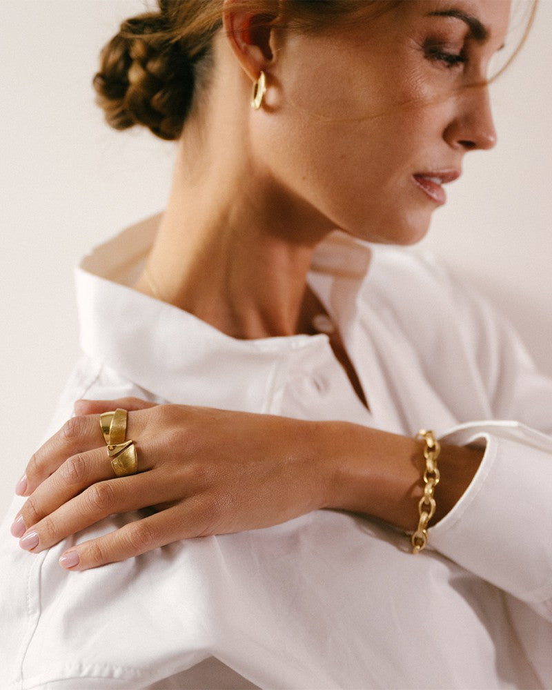 Bague Design Large en Or Jaune avec Finition Ice Mattering – Or 14 Carats