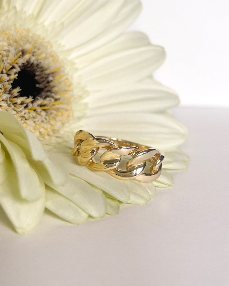Bague en or jaune avec mailles gourmette remarquables – Luxe intemporel