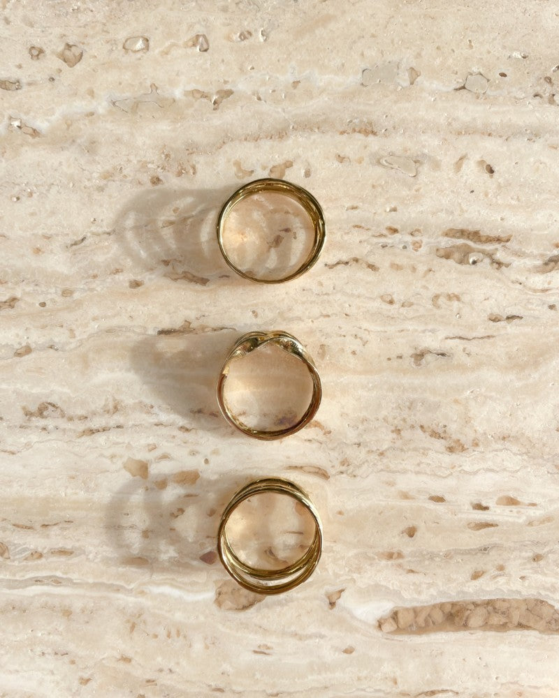 Bague Large en Or Jaune avec Trois Bandes en Or – Une Déclaration d'Élégance