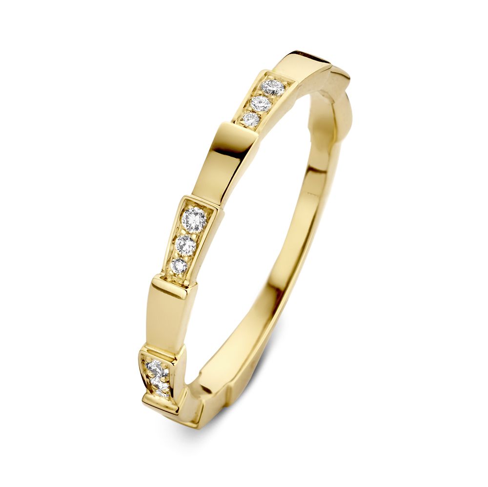 Bague en or jaune avec des diamants, décorée de plusieurs pierres brillantes.