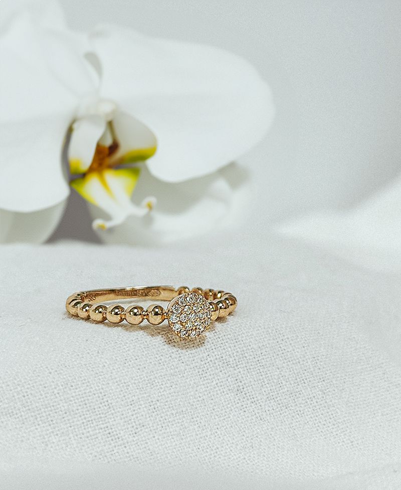 Bague en Or Jaune à Boules avec Diamant au Centre – Luxe Subtil 0.09 crt.