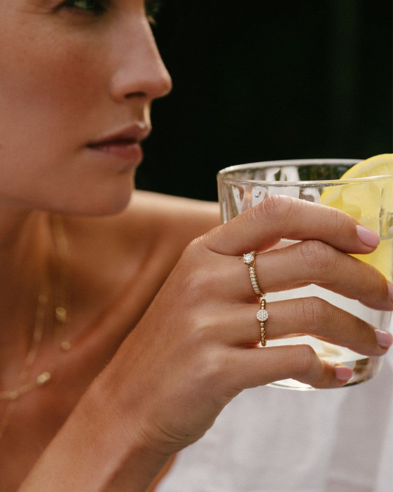 Bague en Or Jaune à Boules avec Diamant au Centre – Luxe Subtil 0.09 crt.