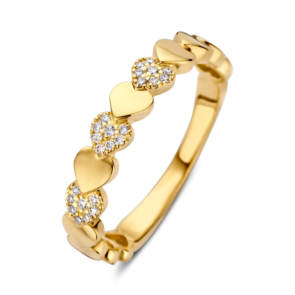 Bague en or jaune ornée de diamants en forme de cœurs.