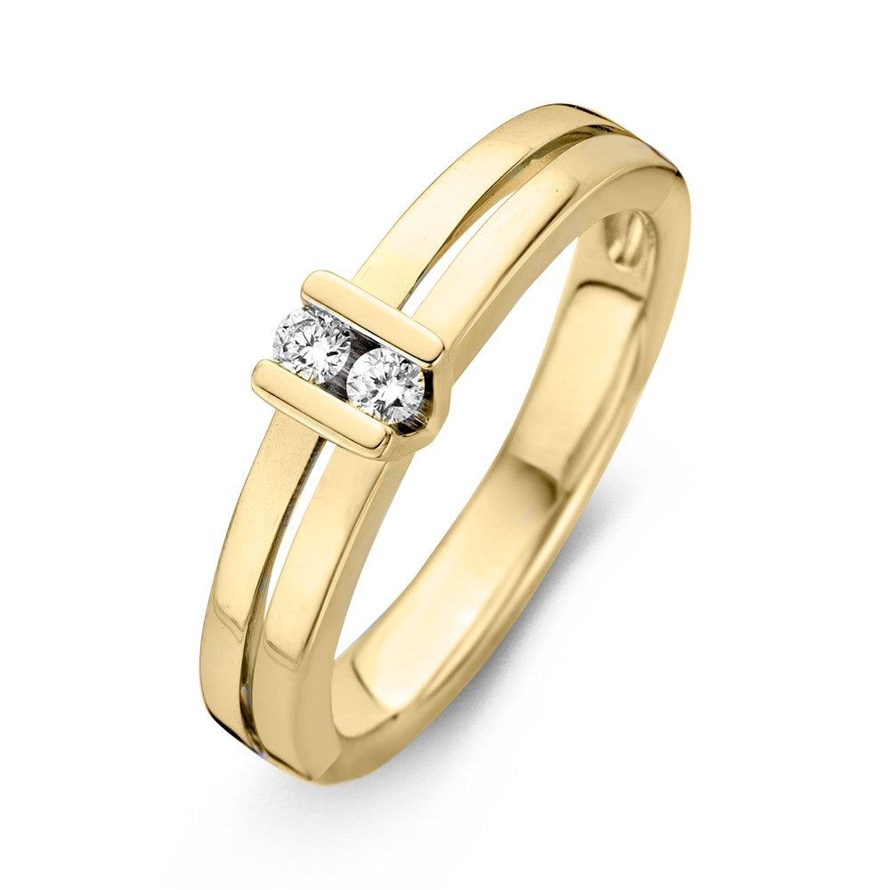 Bague en or jaune avec deux diamants, design épuré et sertissage en V rehaussé.