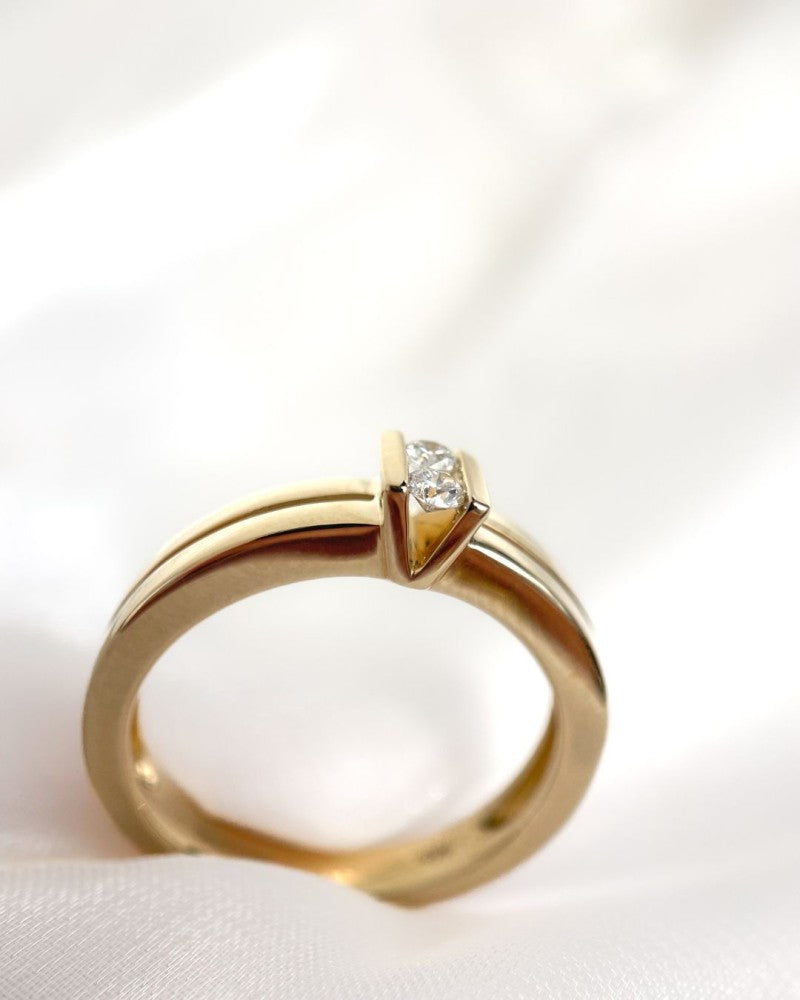 Bague en Or Jaune avec Deux Diamants – Design Épuré et Monture V Rehaussée – Or 14 Carats