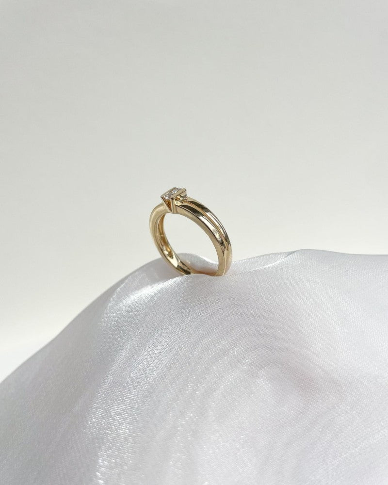 Bague en Or Jaune avec Deux Diamants – Design Épuré et Monture V Rehaussée – Or 14 Carats