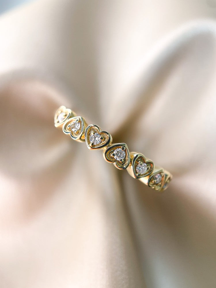 Bague en Or Jaune Raffinée avec Cœurs et Diamants 0.12 crt.