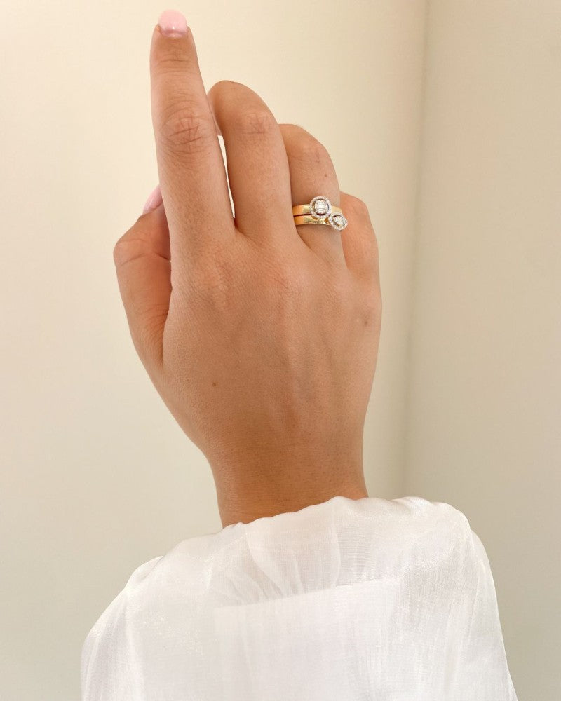 Superbe Bague en Or Blanc et Or Jaune avec Entourage Marquise et Diamants 0.12 crt.