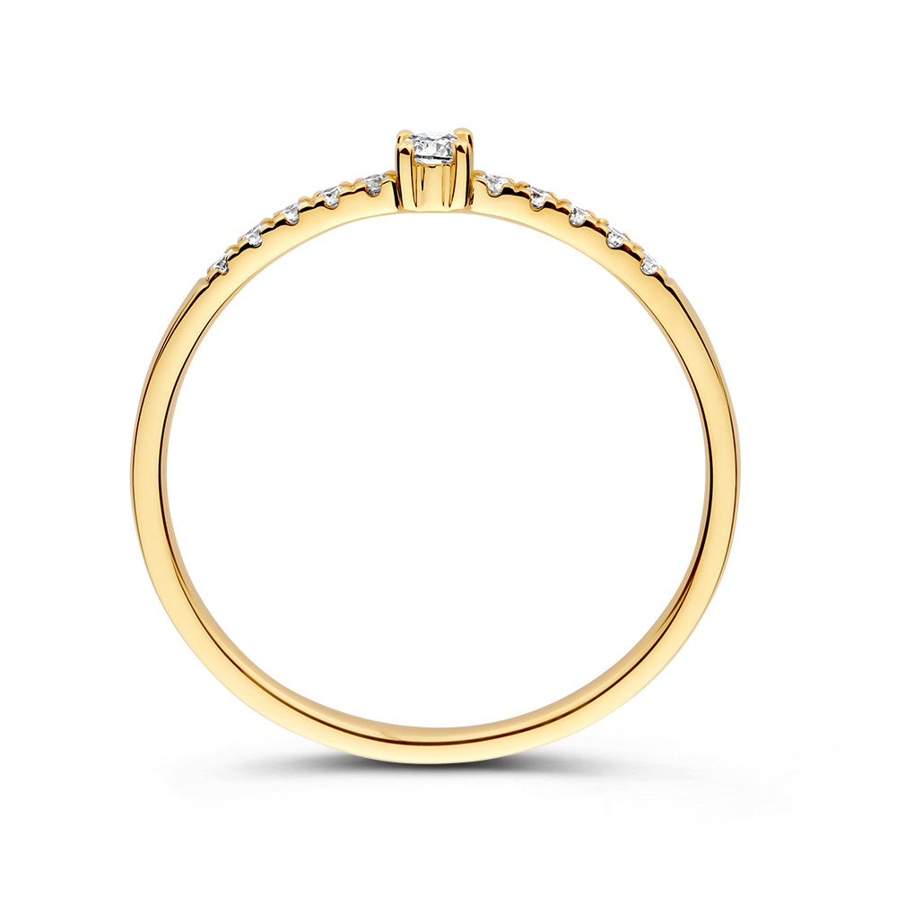 De Excellent Jewelry Ring geelgoud briljant 0.12 crt. heeft een ronde middendiamant in een klassieke tandzetting, geaccentueerd door kleinere diamanten op de bovenste helft van de geelgouden band.