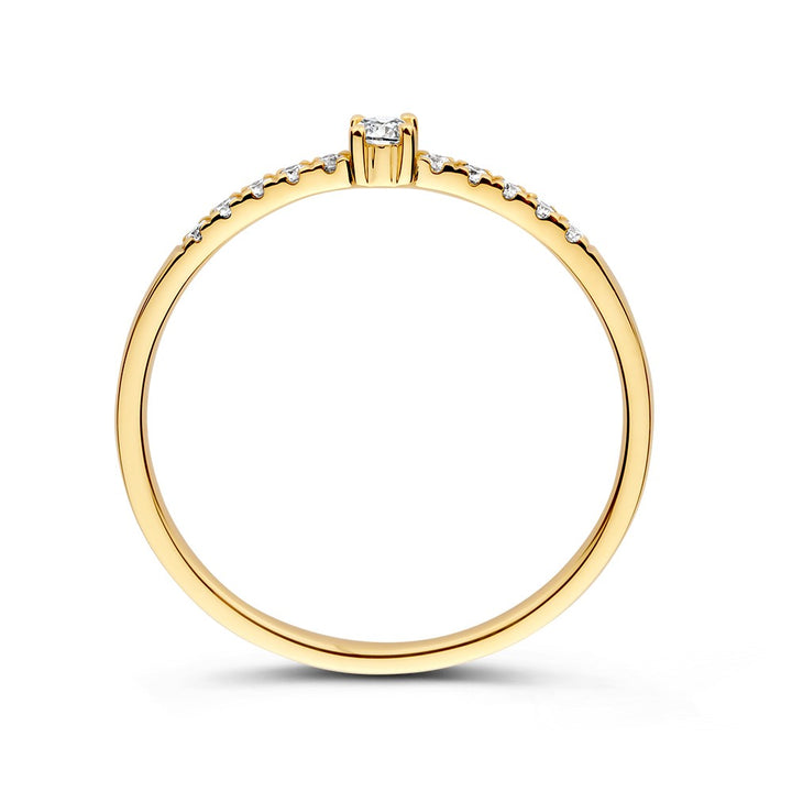 De Excellent Jewelry Ring geelgoud briljant 0.12 crt. heeft een ronde middendiamant in een klassieke tandzetting, geaccentueerd door kleinere diamanten op de bovenste helft van de geelgouden band.