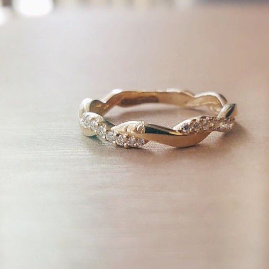 Bague élégante en or jaune avec diamant brillant 0.14 crt.