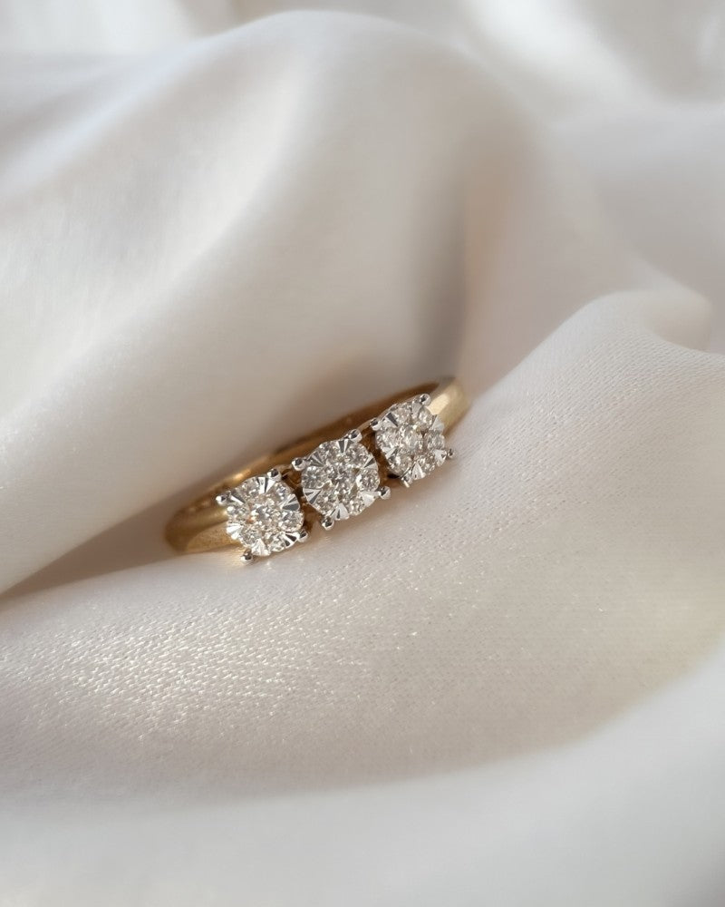 Bague élégante en or jaune à trois pierres avec diamants en sertissage entourage – 0,18 crt