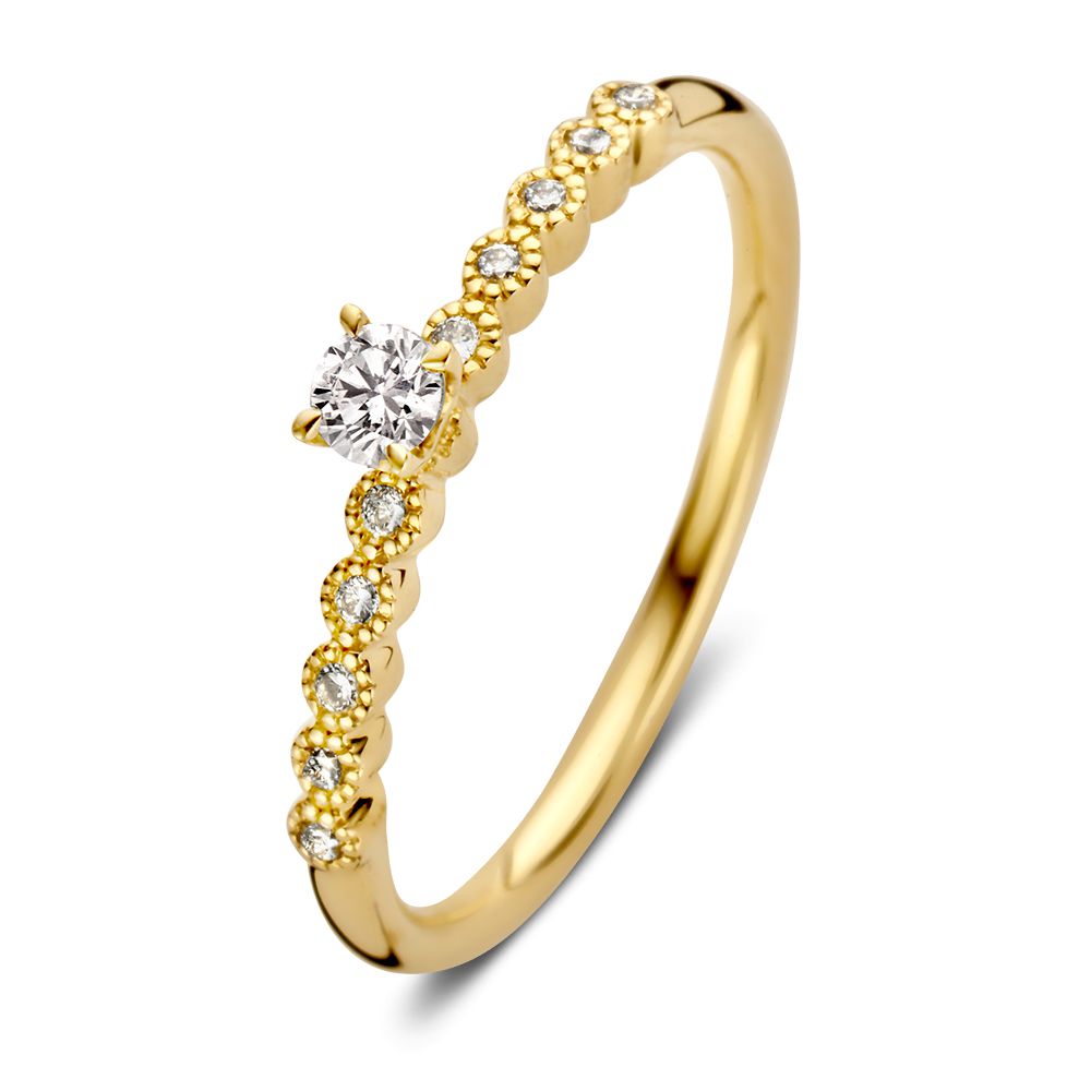 Bague en or jaune vintage avec un diamant central et des pierres latérales brillantes.