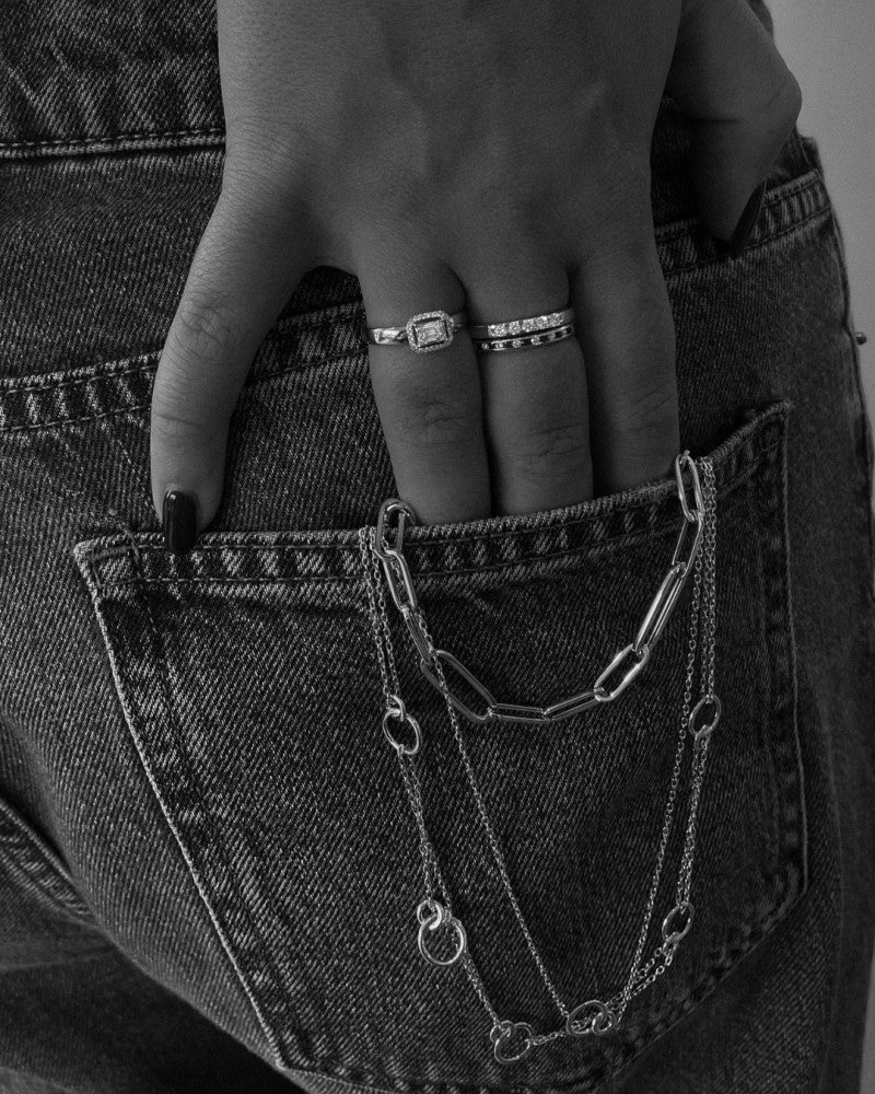 Bague en or bicolore élégante avec diamants brillants et baguette en sertissage invisible 0.20 crt.