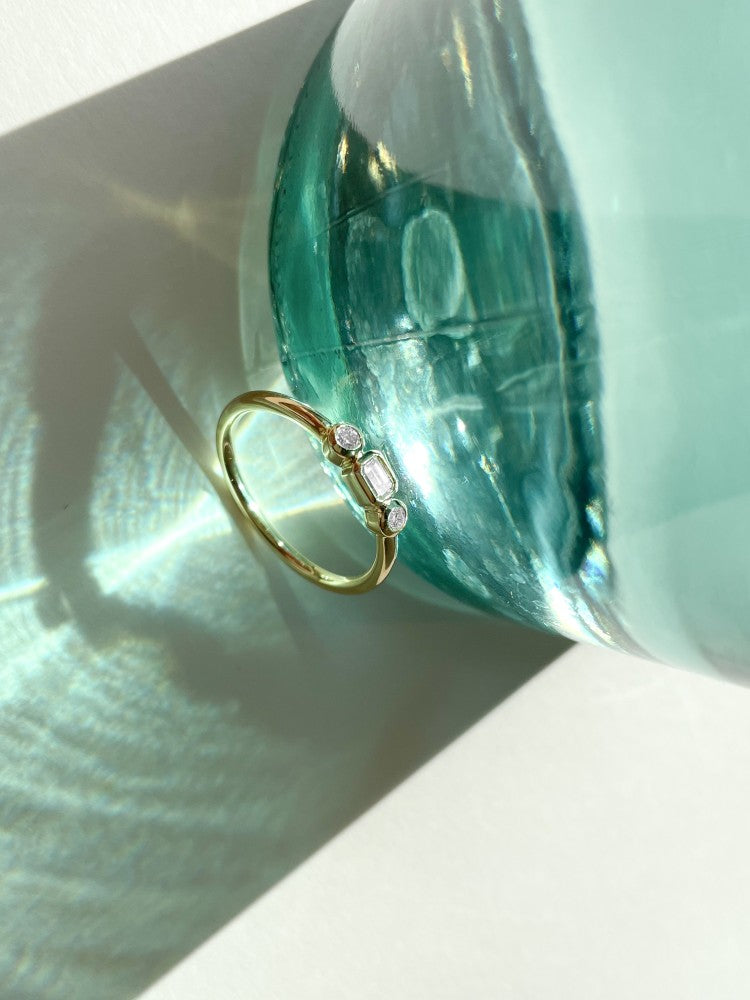 Bague en or jaune 14k avec émeraude et diamants taille brillant