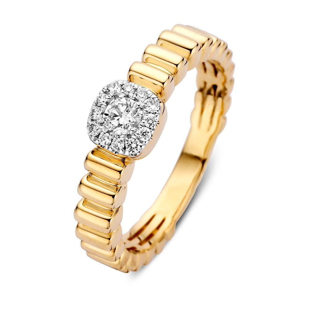 Bague en or avec finition striée et diamants scintillants, design classique.