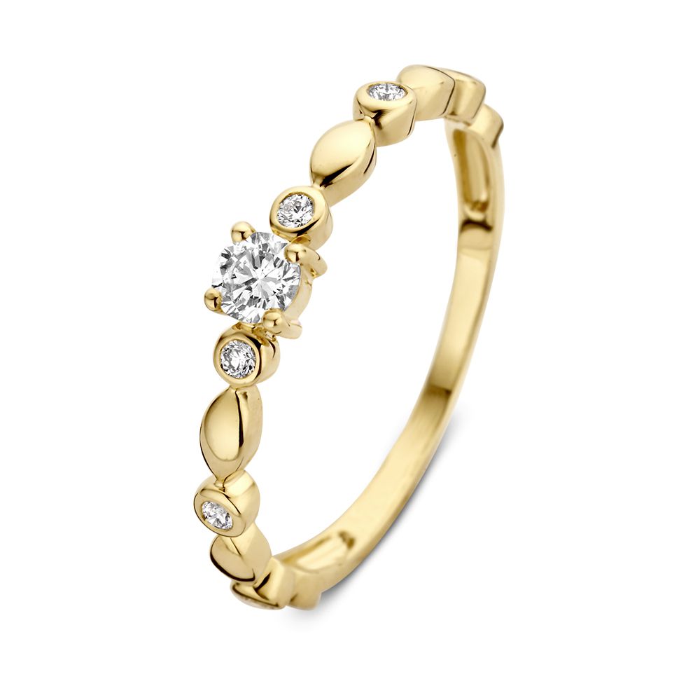 Bague en or jaune élégante avec un diamant central de 0,23 ct et des détails travaillés.