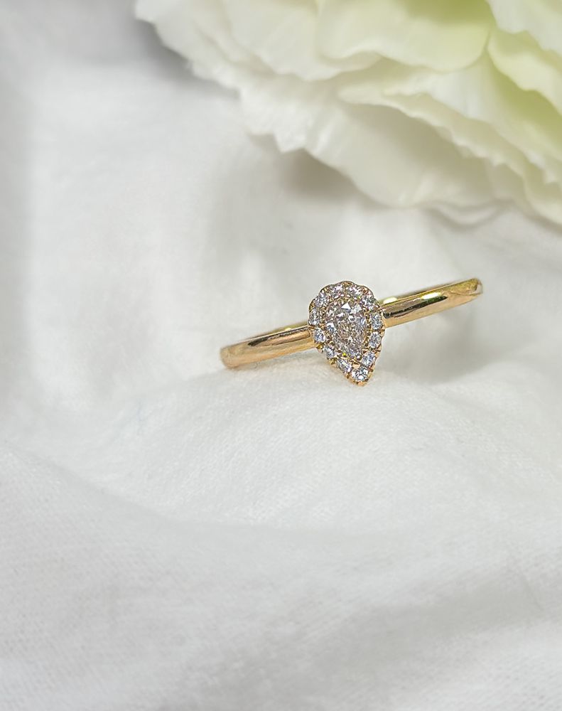 Bague Élégante en Or Jaune avec Diamant Poire : Éclat Intemporel 0.24 crt.