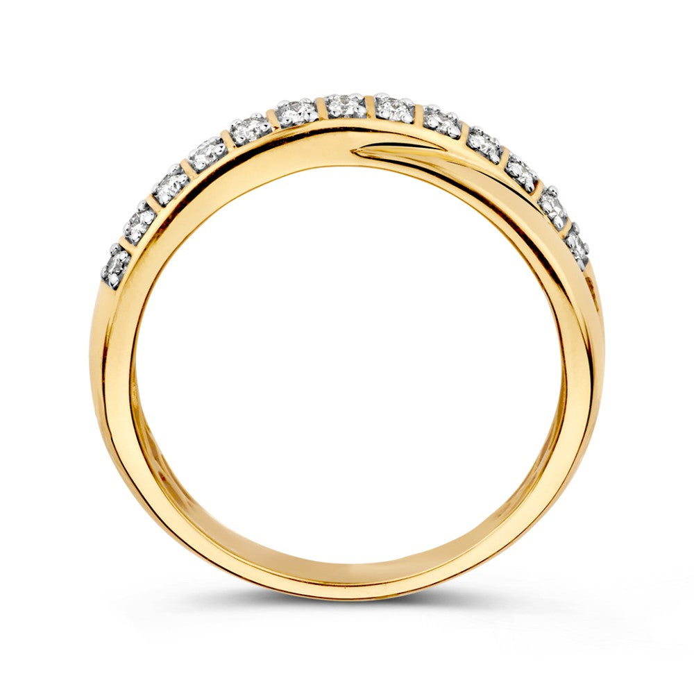 De Prachtige Geelgouden Ring met Gekruisde Banen en Pavégezette Briljanten 0.25 crt. van Excellent Jewelry schittert met briljanten op de band in een elegante gekruiste vorm.