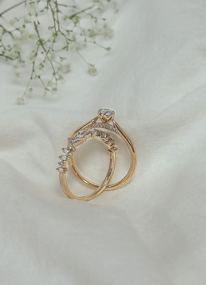 Superbe Bague en Or Jaune Solitaire avec Pierre Brillante au Centre et Fines Diamants 0.26 crt.