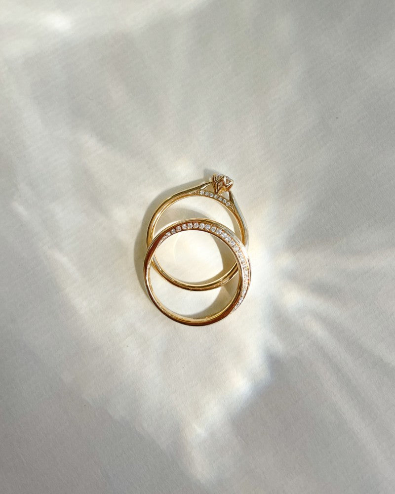 Superbe Bague en Or Jaune Solitaire avec Pierre Brillante au Centre et Fines Diamants 0.26 crt.